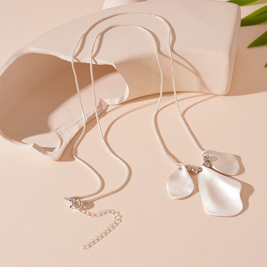 Pleated Metal Petal Long Woolen Pendant