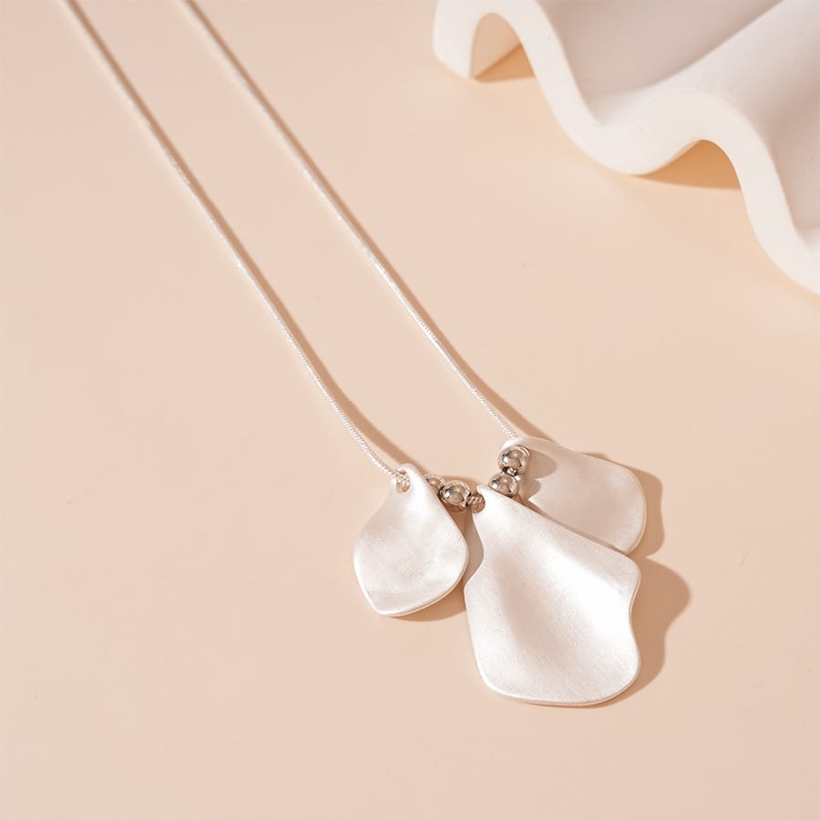 Pleated Metal Petal Long Woolen Pendant