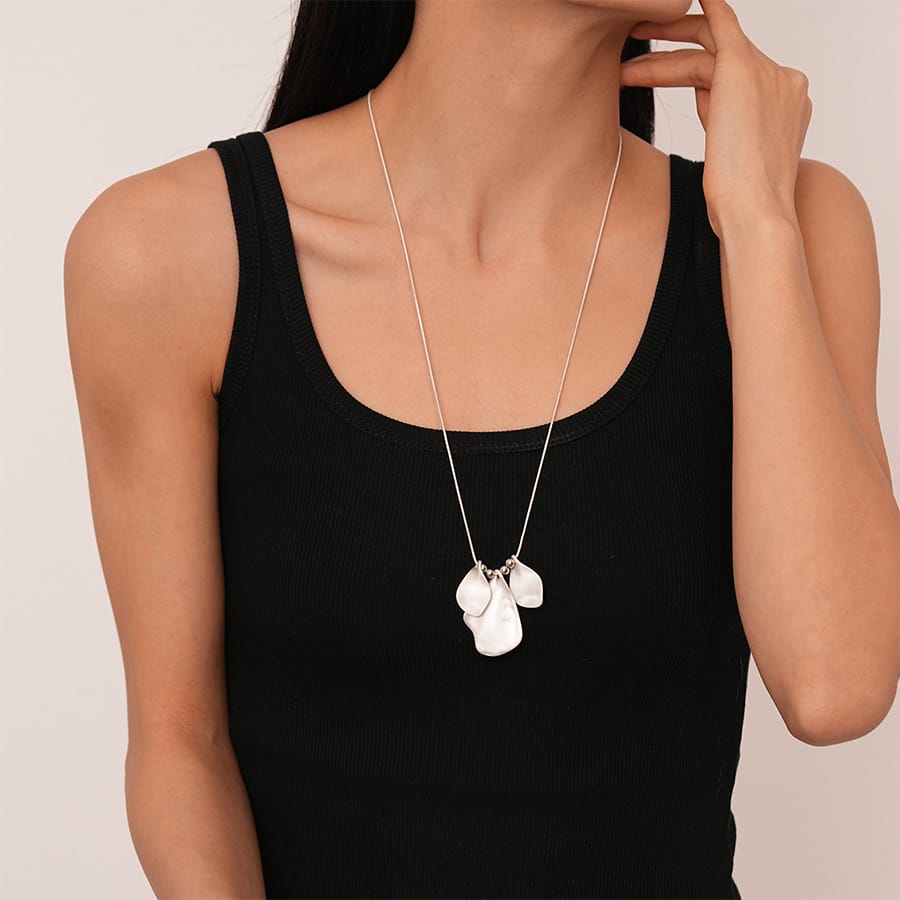 Pleated Metal Petal Long Woolen Pendant